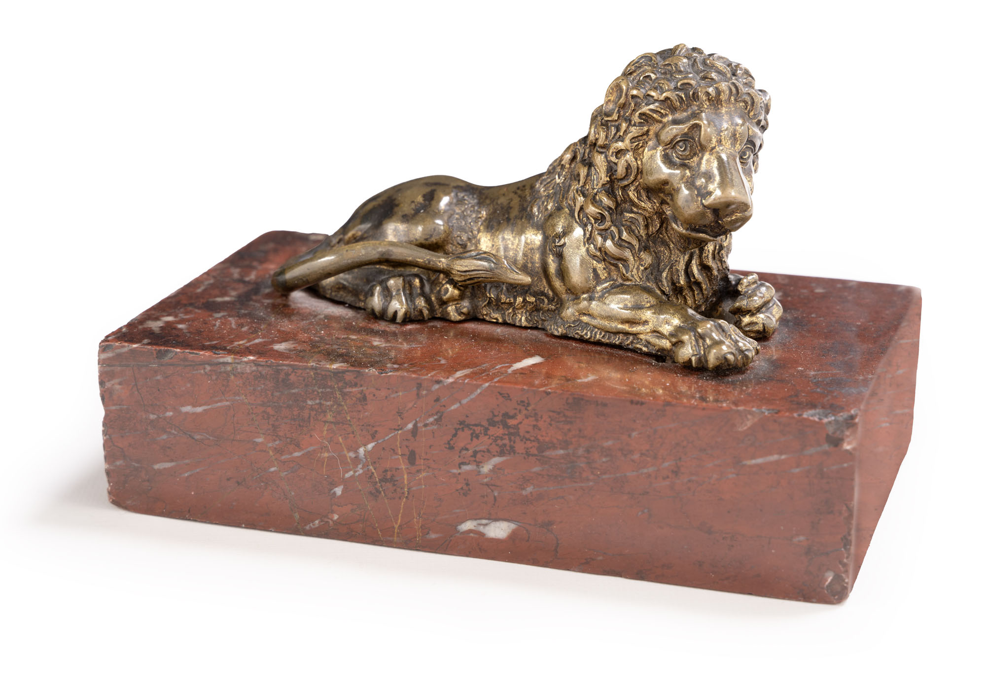 PRESSE PAPIER en bronze à patine dorée, représentant un lion…