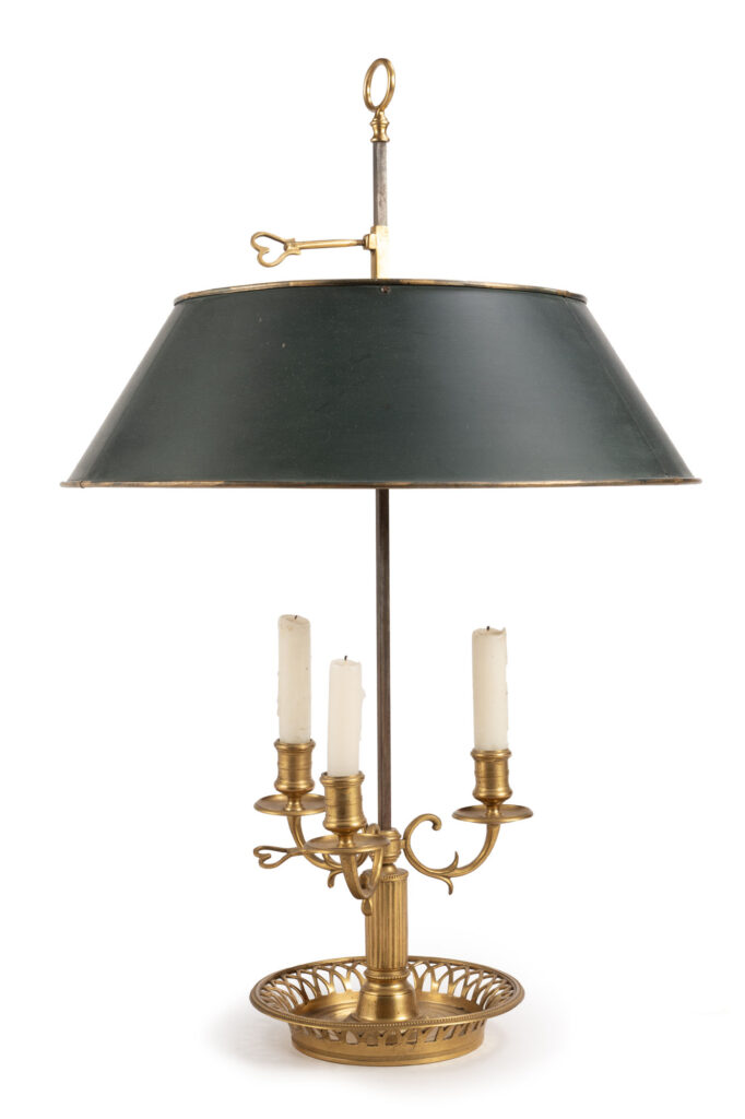 LAMPE BOUILLOTE en bronze doré et tôle peinte, à décor…
