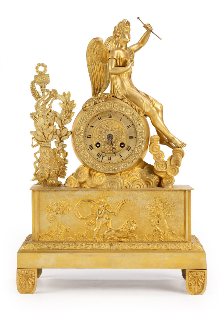 PENDULE en bronze doré présentant en partie supérieure un ange…