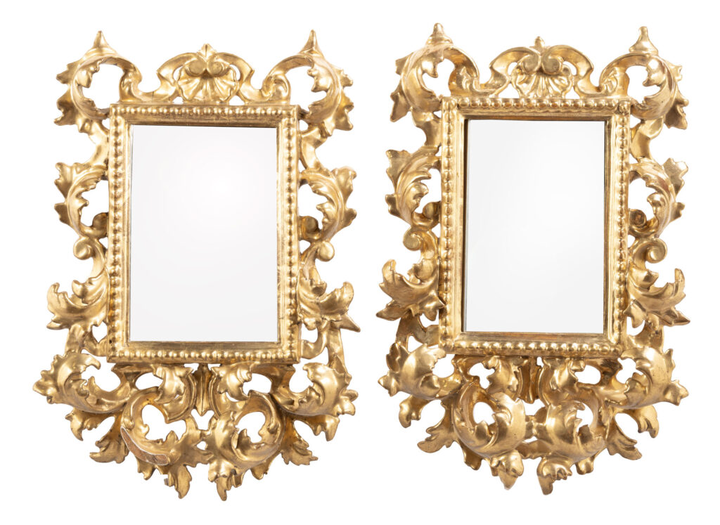 PAIRE DE PETITS MIROIRS en bois sculpté et doré de…