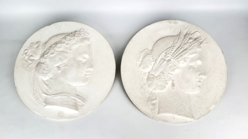 DEUX MÉDAILLONS en plâtre représentant deux profils féminins, allégories du…
