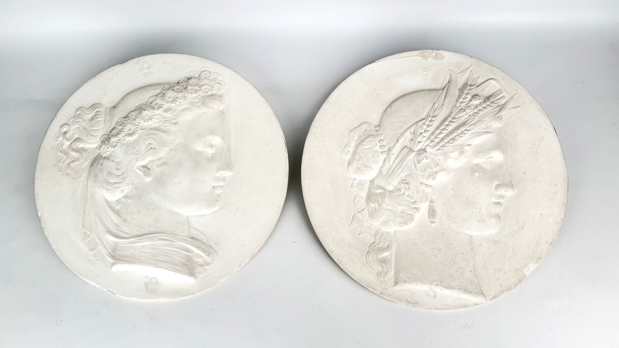 DEUX MÉDAILLONS en plâtre représentant deux profils féminins, allégories du…