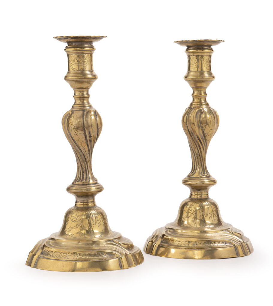 PAIRE DE BOUGEOIRS en métal doré de style Louis XV,…