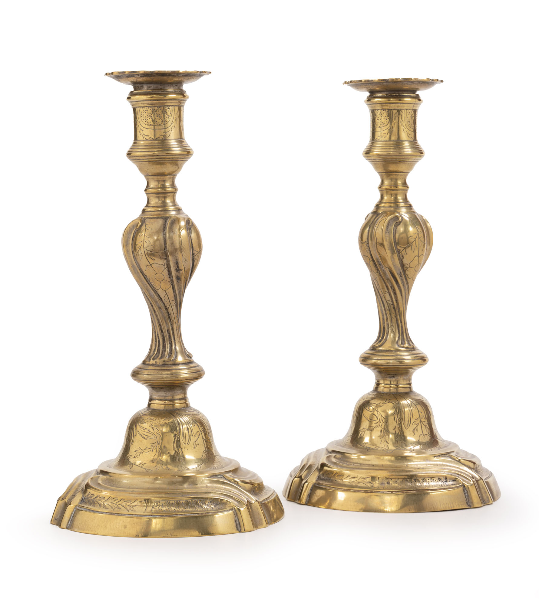 PAIRE DE BOUGEOIRS en métal doré de style Louis XV,…