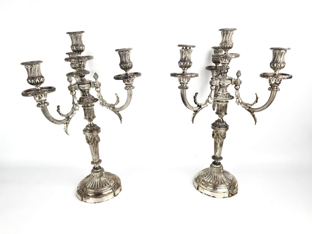 PAIRE DE CANDÉLABRES en bronze argenté dans le style Louis…