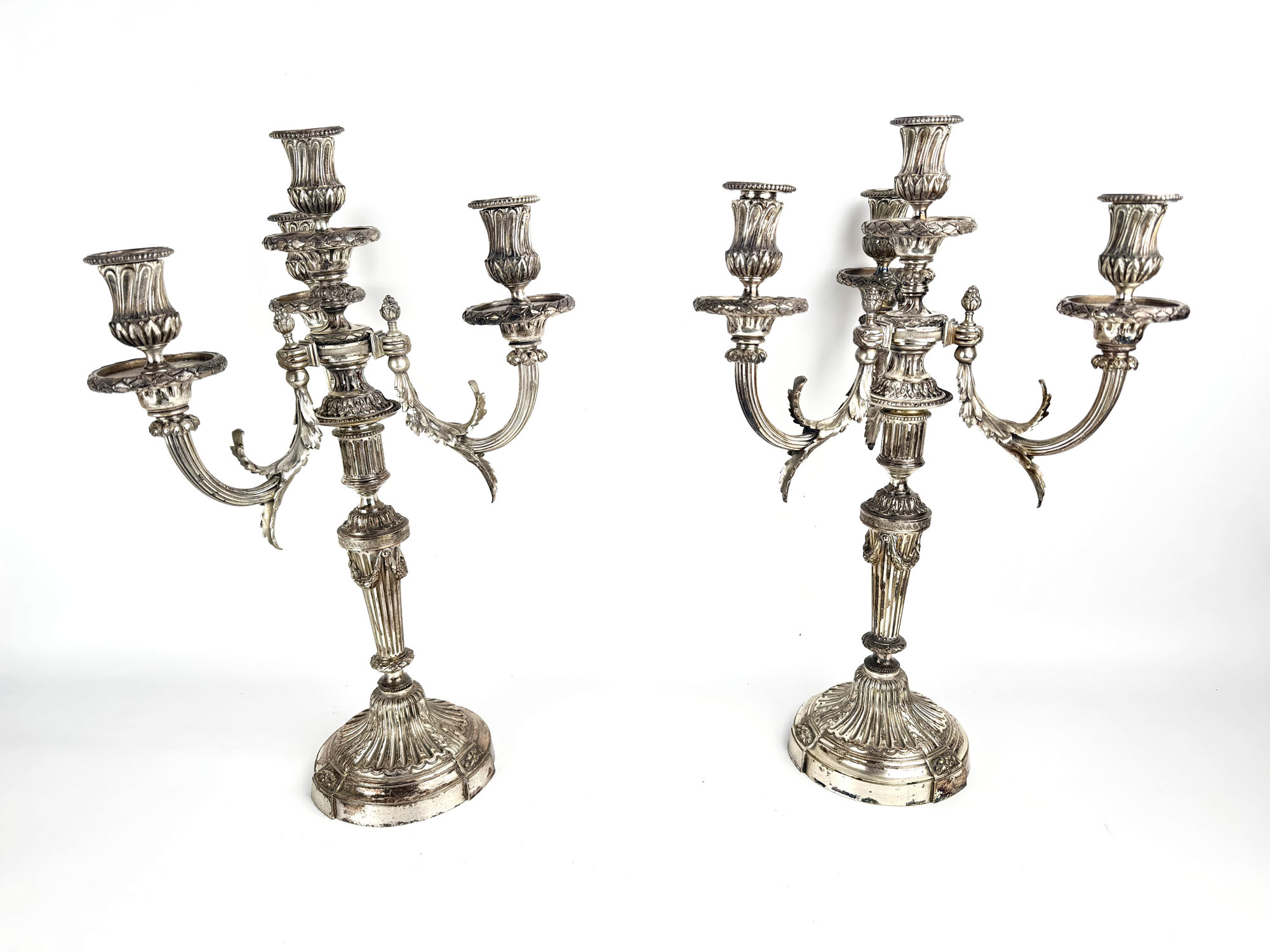 PAIRE DE CANDÉLABRES en bronze argenté dans le style Louis…