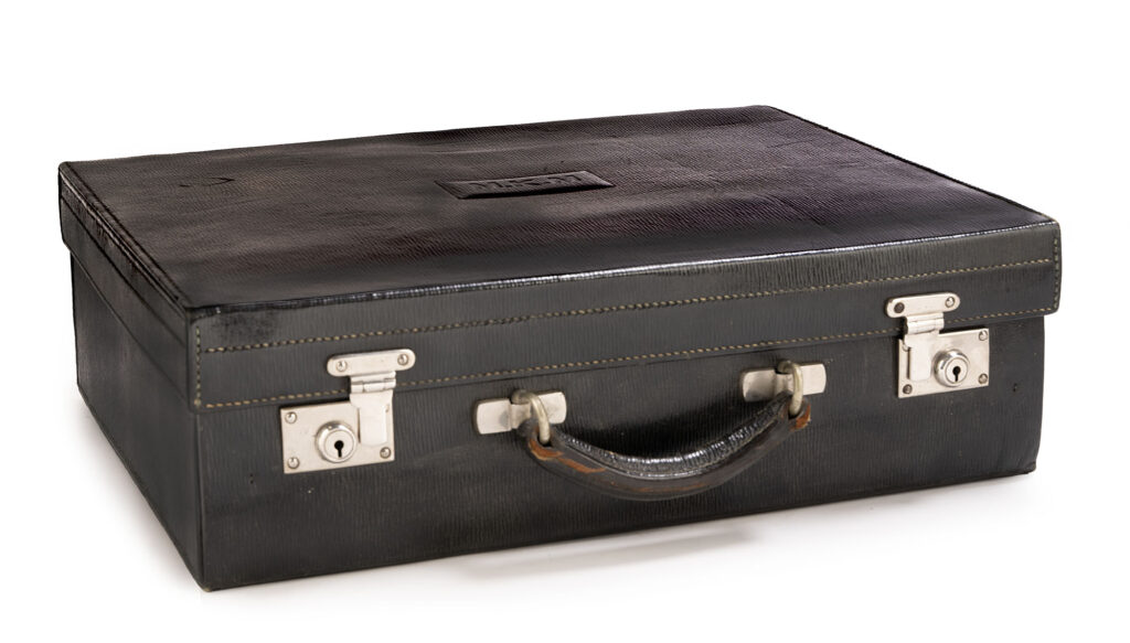 BARRETT & SONS : VALISE de voyage en cuir épi,…