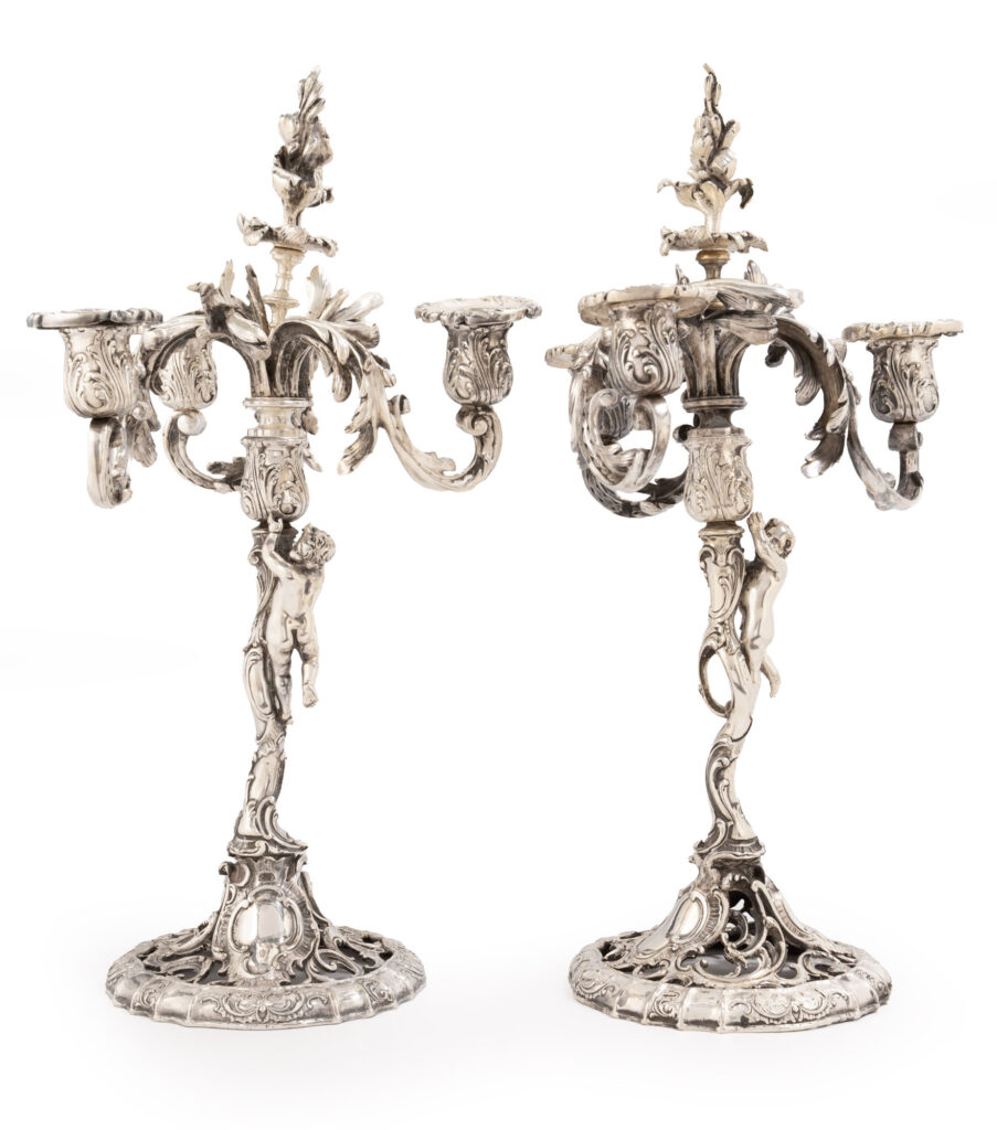 PAIRE DE CANDÉLABRES en bronze argenté de style Louis XV,…
