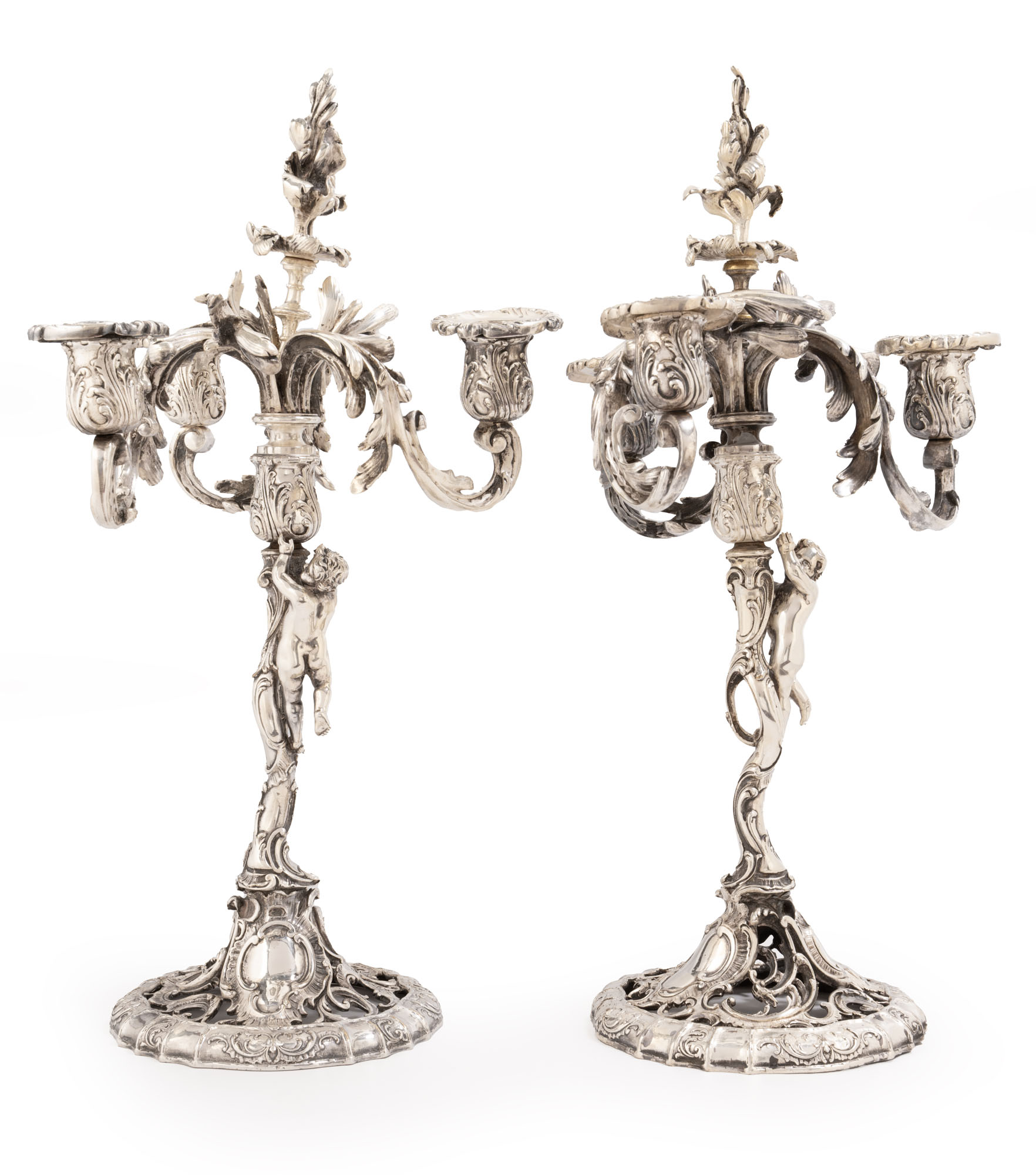 PAIRE DE CANDÉLABRES en bronze argenté de style Louis XV,…