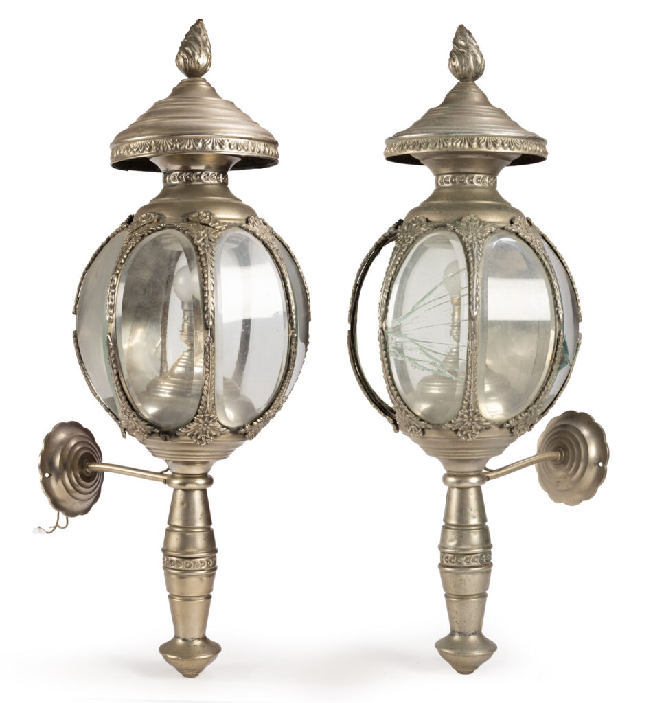 PAIRE DE LANTERNES en acier brossé et poli à décor…