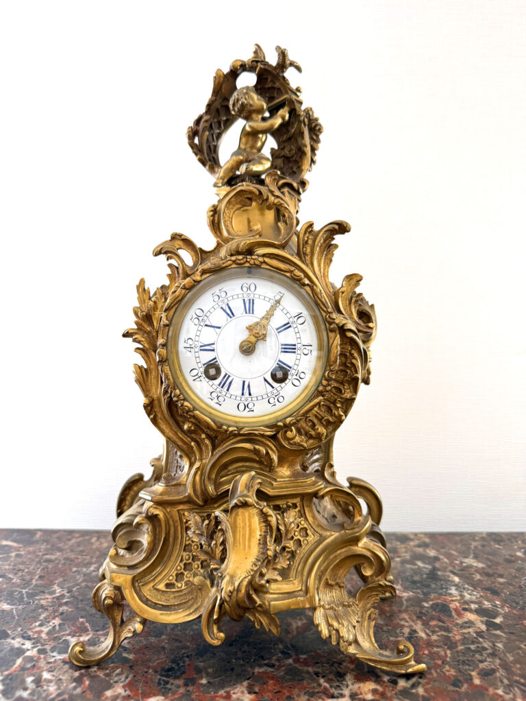 PENDULE en bronze doré de style rocaille à décor de…
