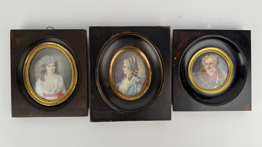 TROIS MINIATURES représentant le peintre Jean-Baptiste Isabey et deux femmes…