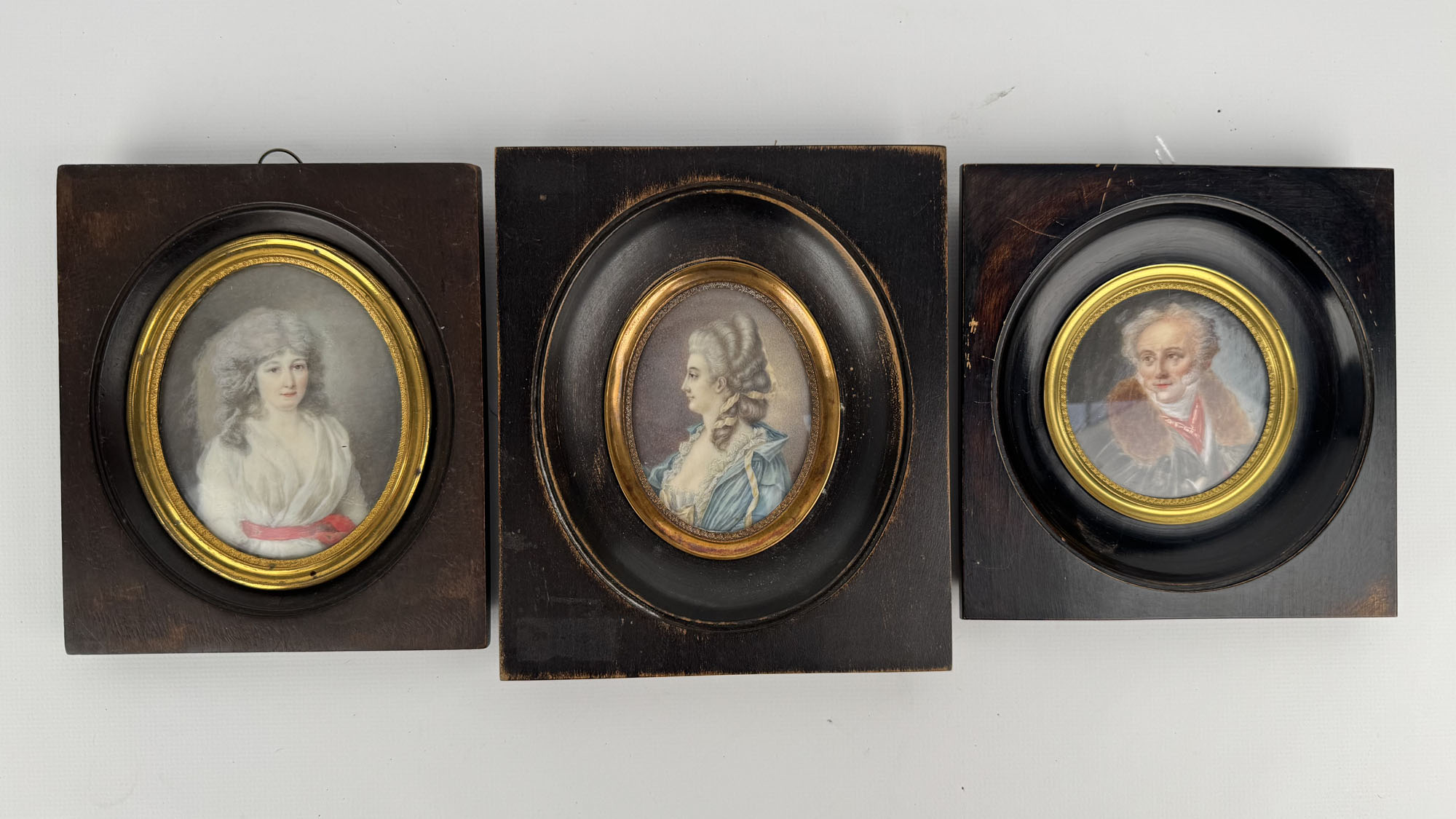 TROIS MINIATURES représentant le peintre Jean-Baptiste Isabey et deux femmes…