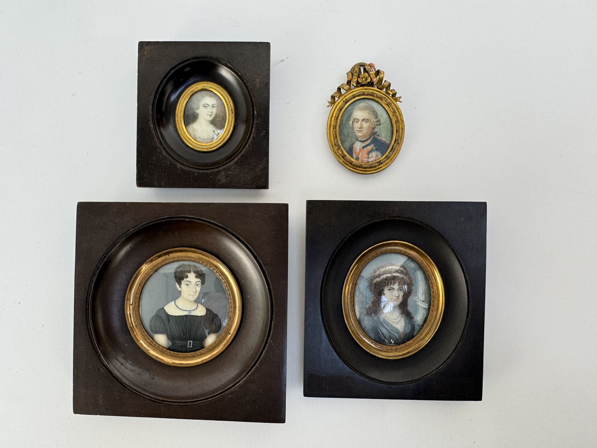 QUATRE MINIATURES représentant des portraits d’hommes et de femmes à…