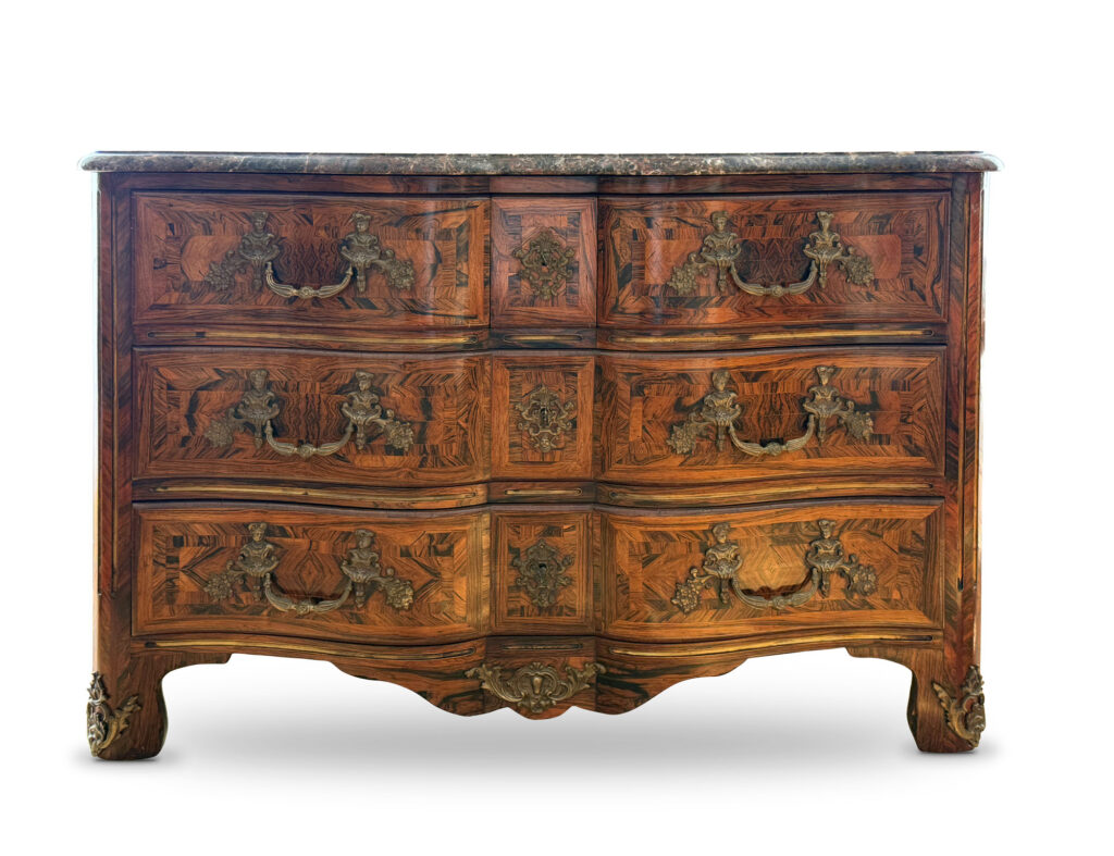 COMMODE de forme galbée, la façade légèrement en arbalète en…