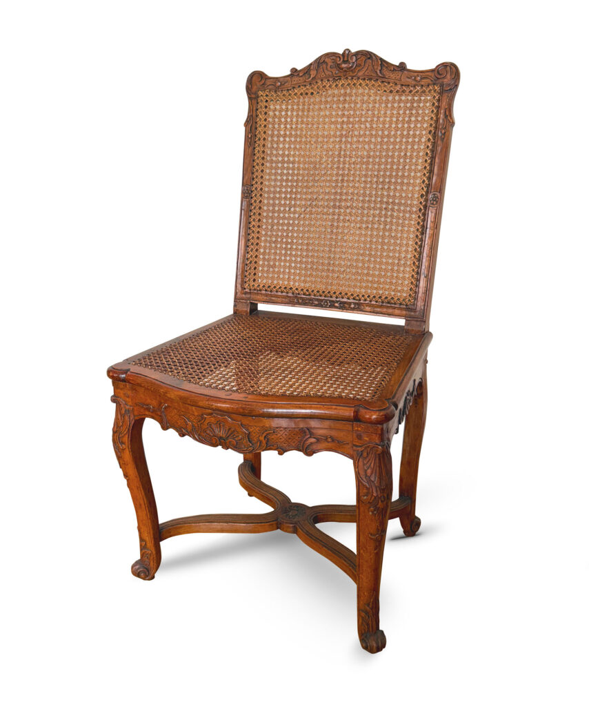 CHAISE en hêtre à belle patine reposant sur quatre pieds…