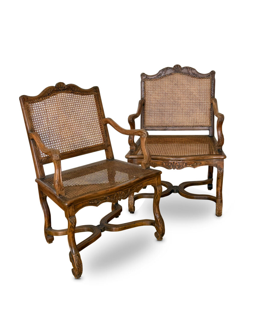 PAIRE DE FAUTEUILS en hêtre patiné reposant sur quatre pieds…