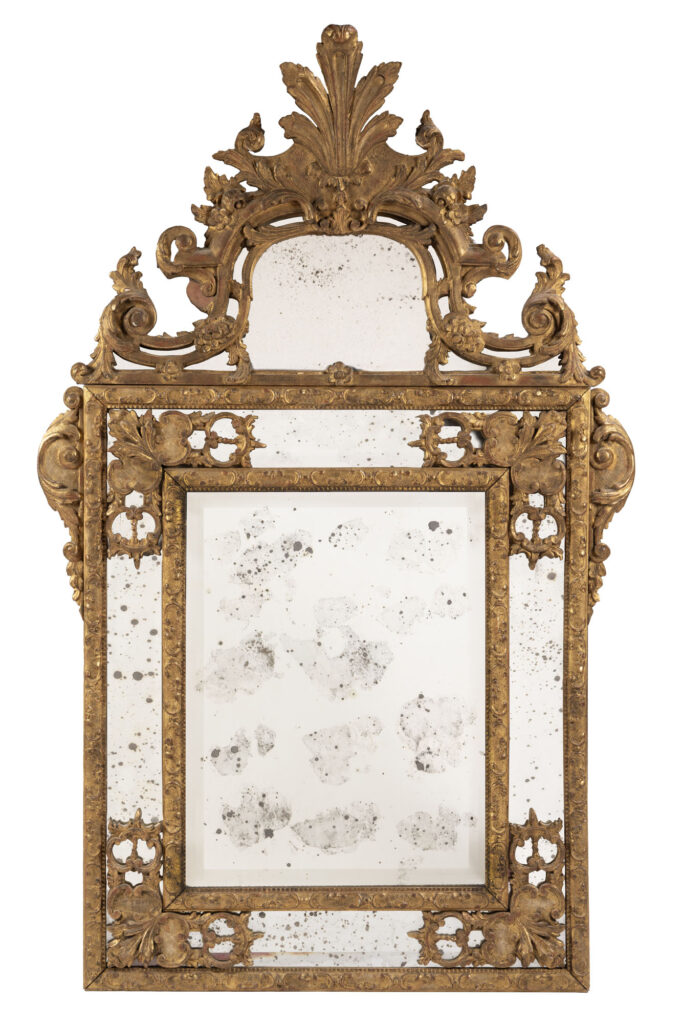 MIROIR D&rsquo;APPARAT à pare closes et fronton en bois sculpté…