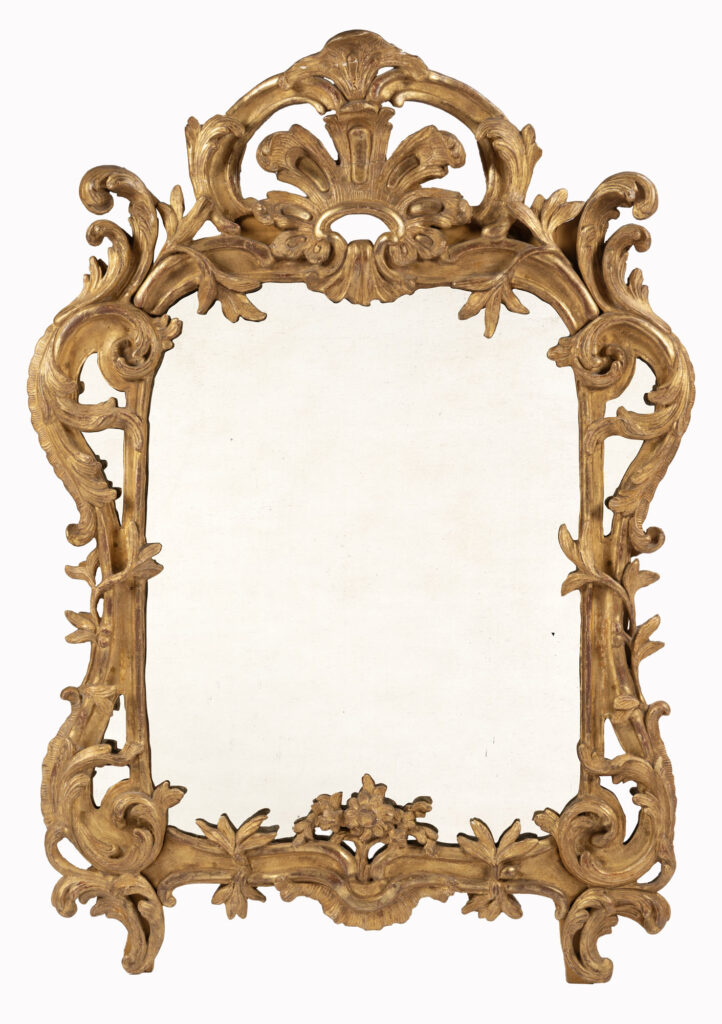 MIROIR À PARE CLOSES de forme mouvementée en bois stuqué…