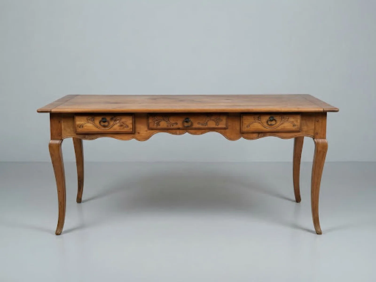 TABLE en noyer, la ceinture de forme mouvementée munie de…