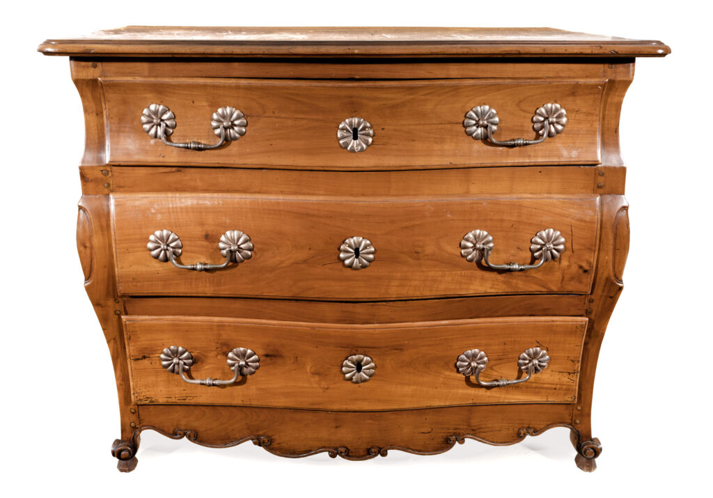 COMMODE de forme mouvementée en merisier et placage de merisier,…