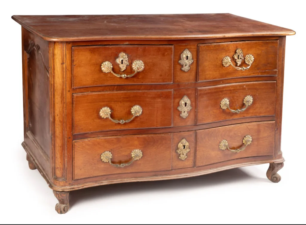 COMMODE DE PORT en acajou et bois indigène, la façade…