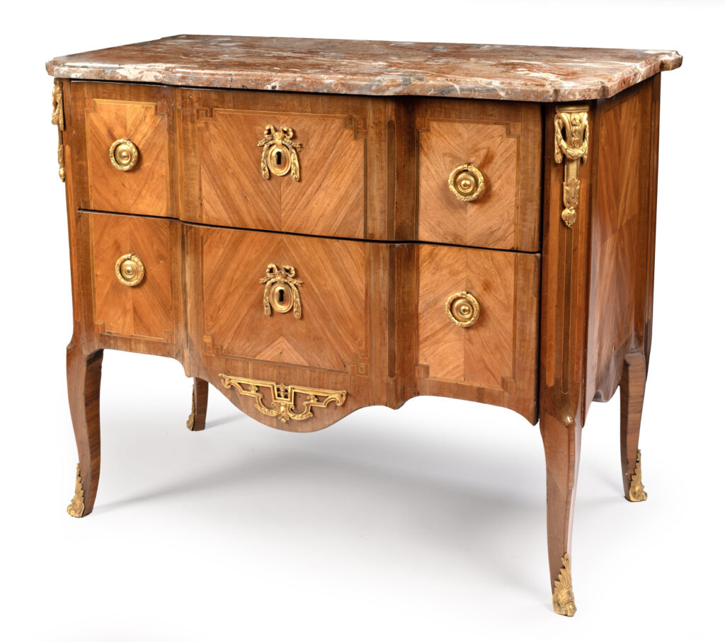 COMMODE de forme droite à pans arrondis à décor de…