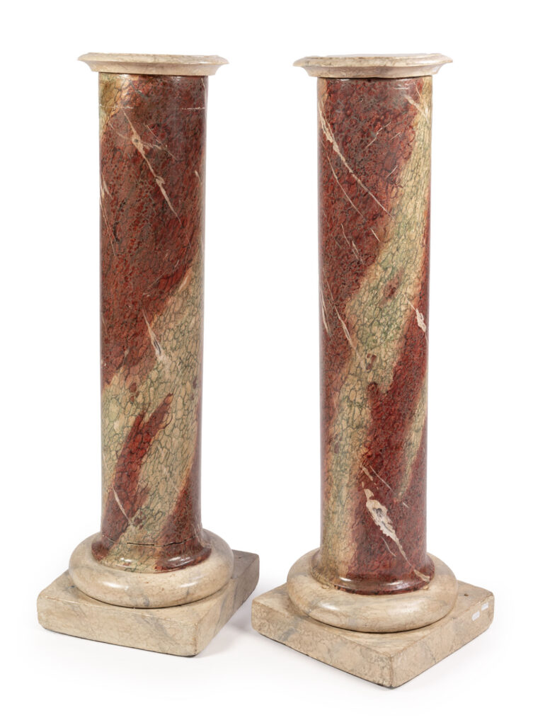 PAIRE DE COLONNES en bois peint imitant le marbre, reposant…