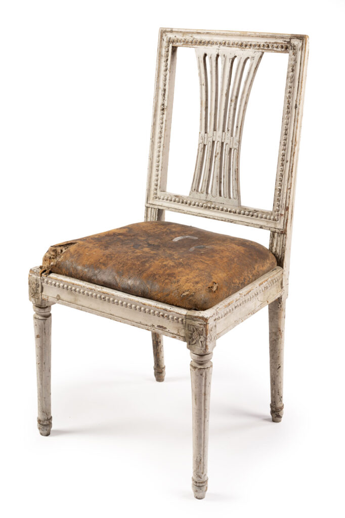 CHAISE en hêtre, le dossier droit ajouré à décor d&rsquo;une…