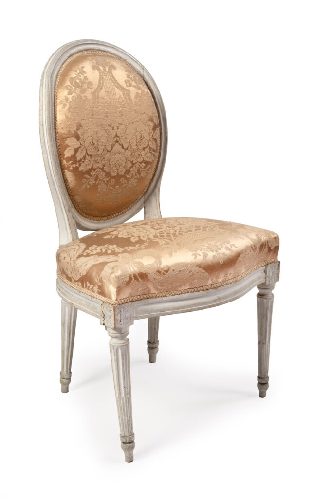 CHAISE en hêtre mouluré et sculpté, le dossier en médaillon,…