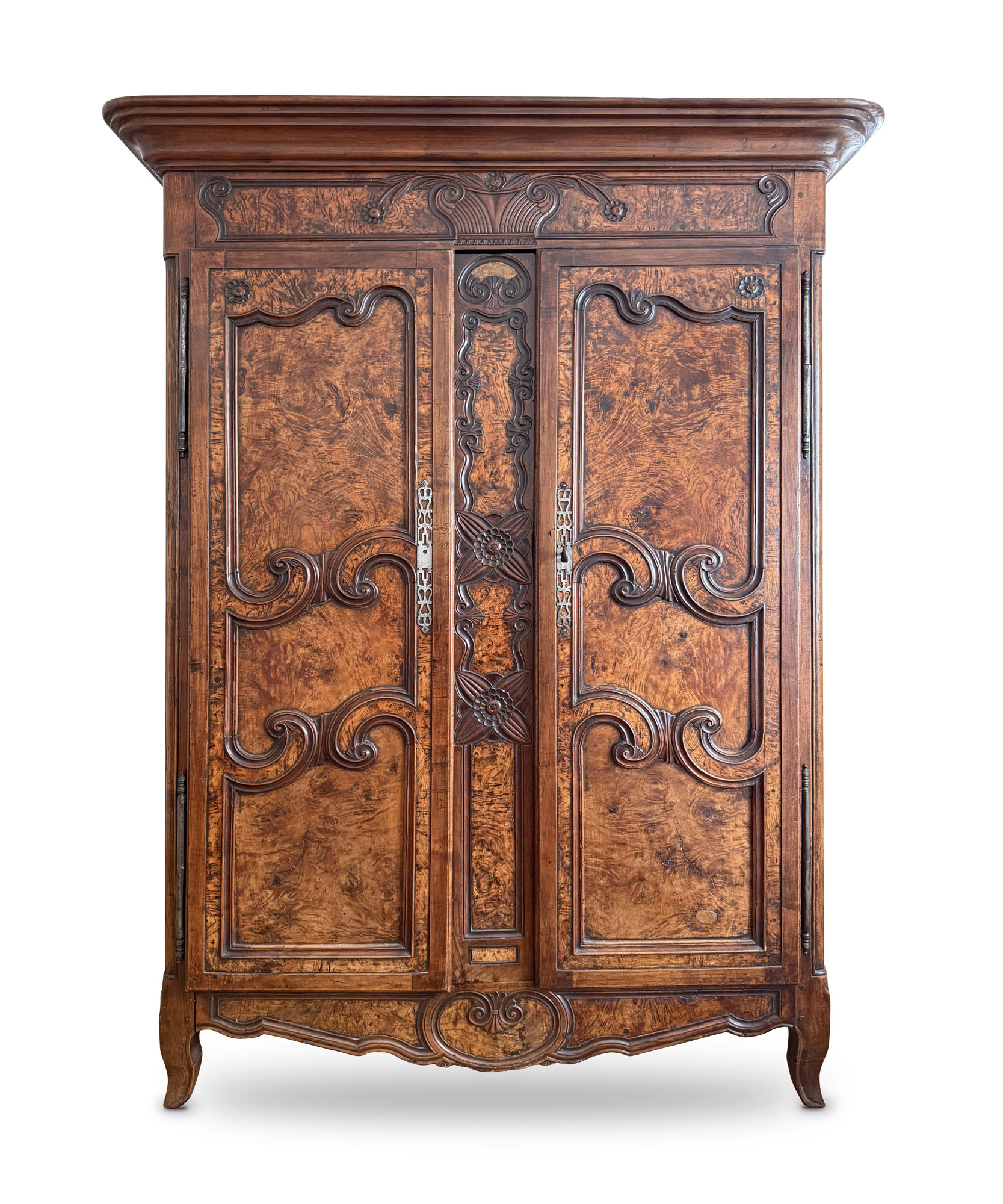 ARMOIRE en noyer, ronce de noyer et chêne à décor…