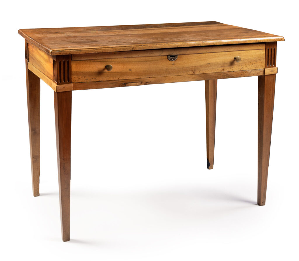 PETIT BUREAU en noyer à un tiroir en ceinture, les…