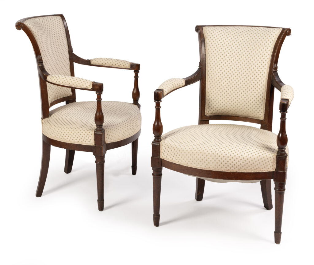 PAIRE DE FAUTEUILS en acajou et placage d&rsquo;acajou, le dossier…