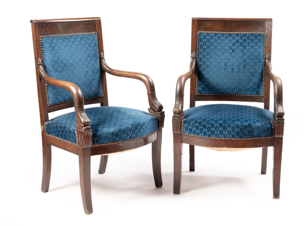 PAIRE DE FAUTEUILS en acajou et placage d&rsquo;acajou, le dossier…
