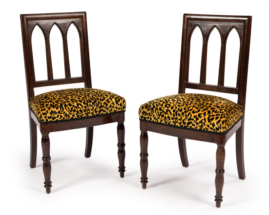 PAIRE DE CHAISES dites « à la cathédrale » en…