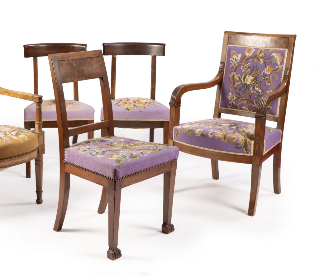 SUITE d&rsquo;un fauteuil et de quatre chaises en acajou et…