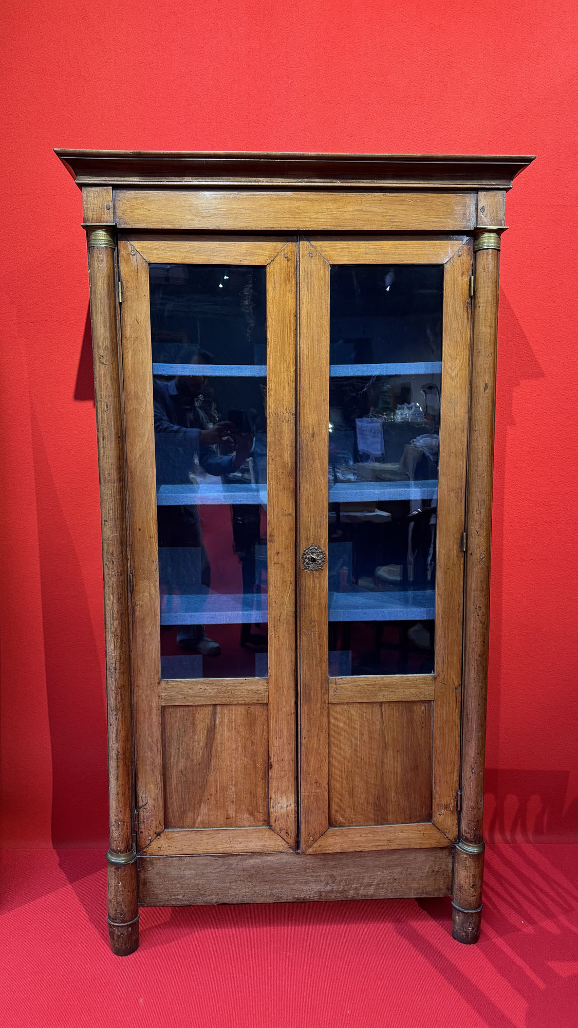 VITRINE en acajou et placage d’acajou, ouvrant par deux vantaux,…