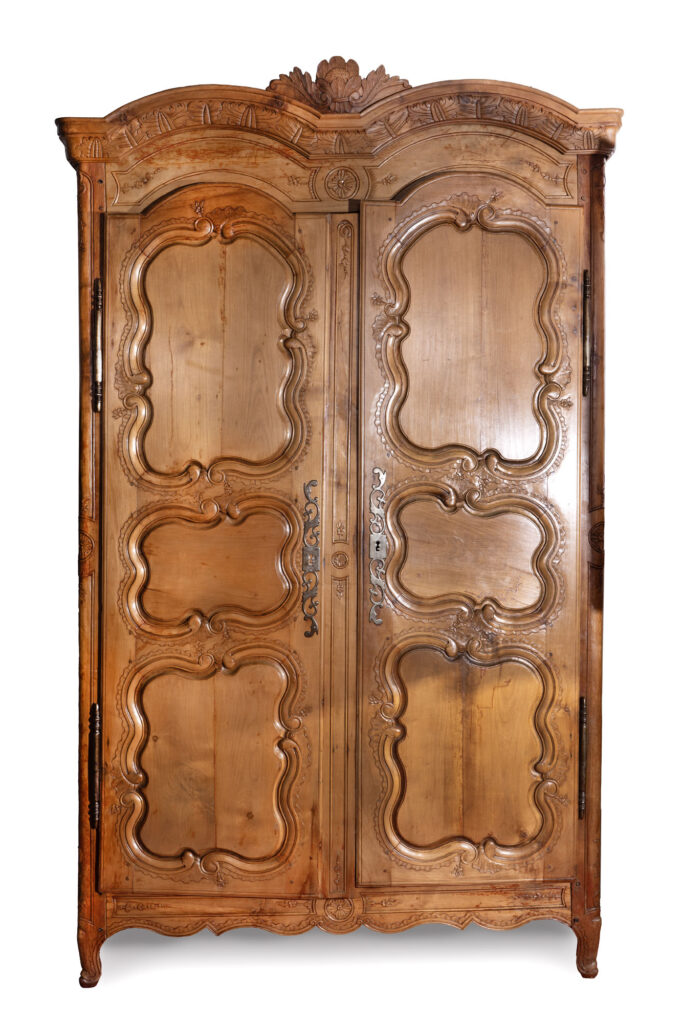 ARMOIRE en merisier sculpté et mouluré, la corniche à double…