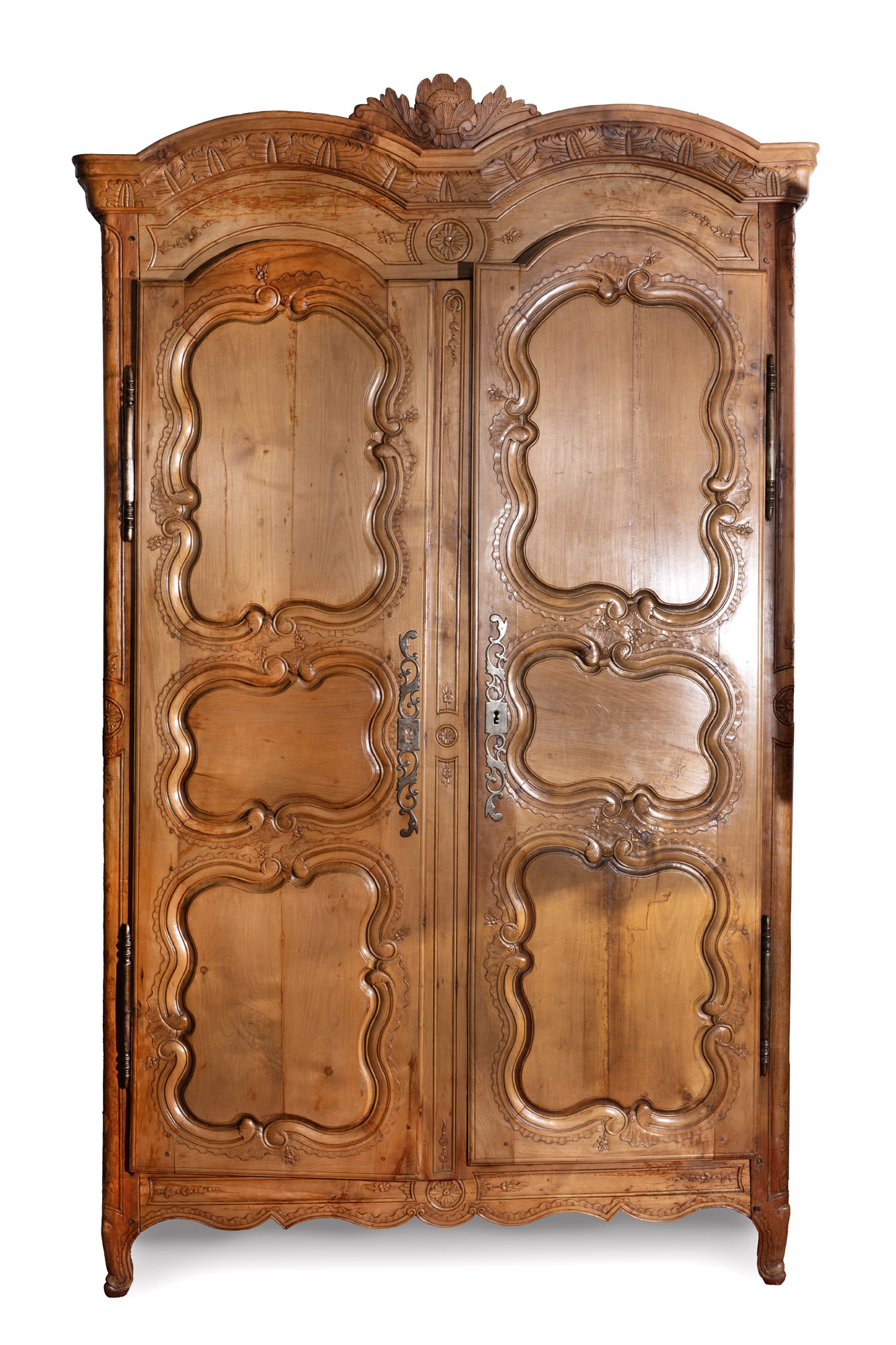 ARMOIRE en merisier sculpté et mouluré, la corniche à double…