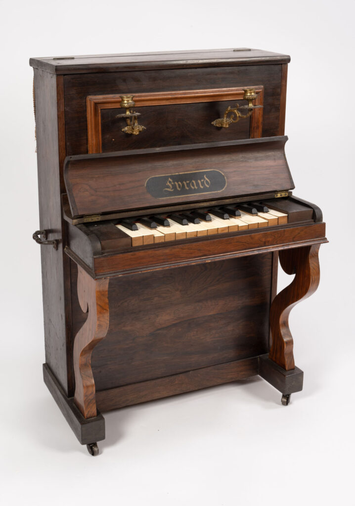 EVRARD : PETIT PIANO D&rsquo;ENFANT en bois exotique et placage…
