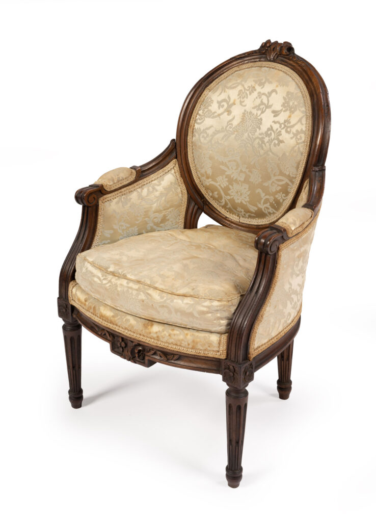 PETIT FAUTEUIL D&rsquo;ENFANT en noyer mouluré et sculpté de style…