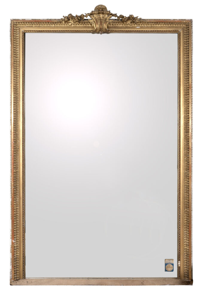 IMPORTANT MIROIR formant trumeau en bois stuqué et doré de…