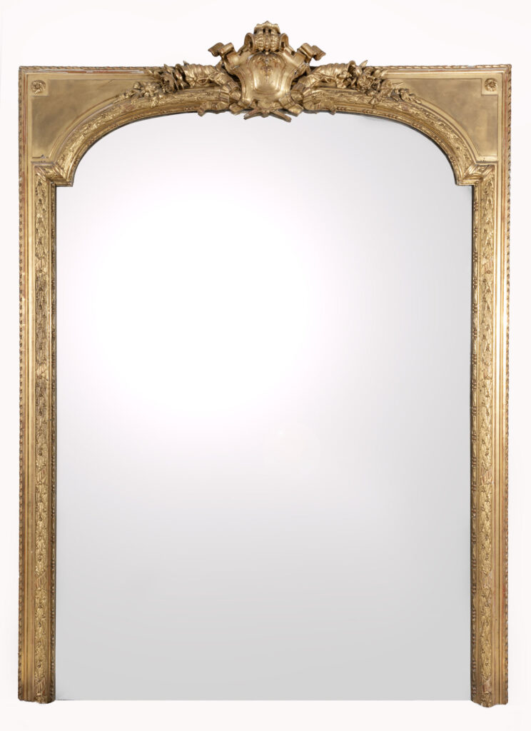 IMPORTANT MIROIR formant trumeau en bois stuqué et doré de…