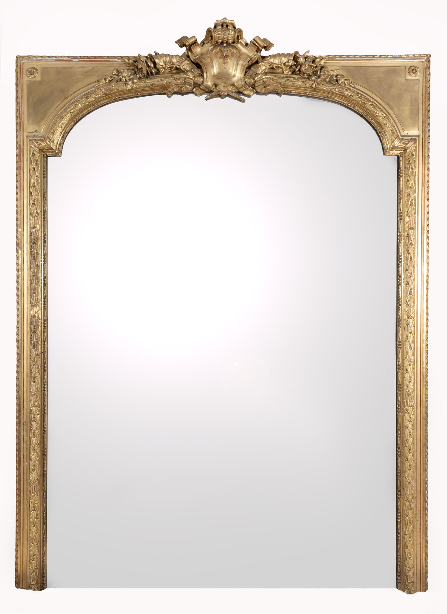 IMPORTANT MIROIR formant trumeau en bois stuqué et doré de…