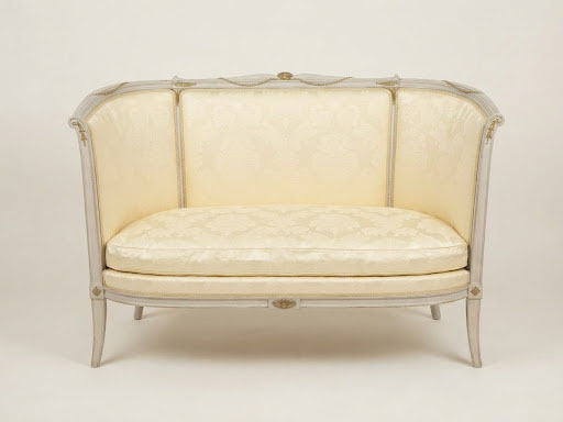 BANQUETTE en hêtre de style Directoire laquée gris, le dossier…