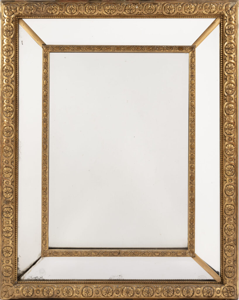 MIROIR À PARE CLOSES en bois stuqué et doré à…