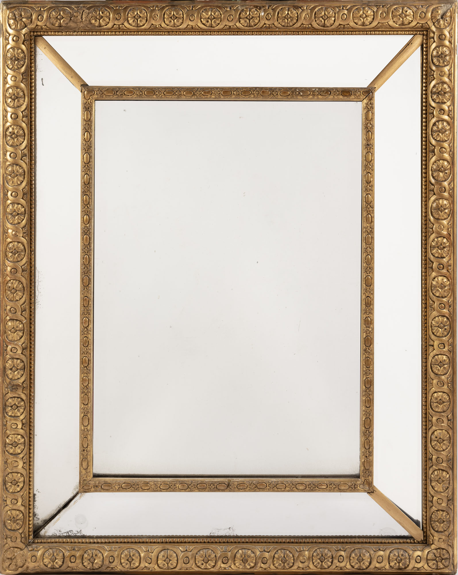 MIROIR À PARE CLOSES en bois stuqué et doré à…