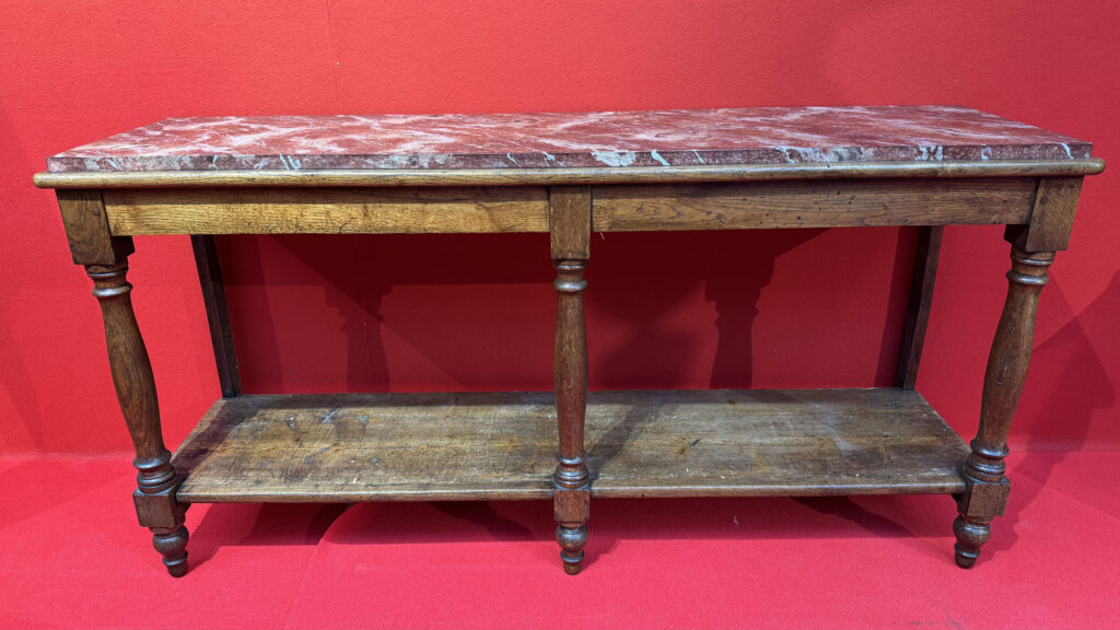 CONSOLE en chêne mouluré et sculpté, les futs en forme…