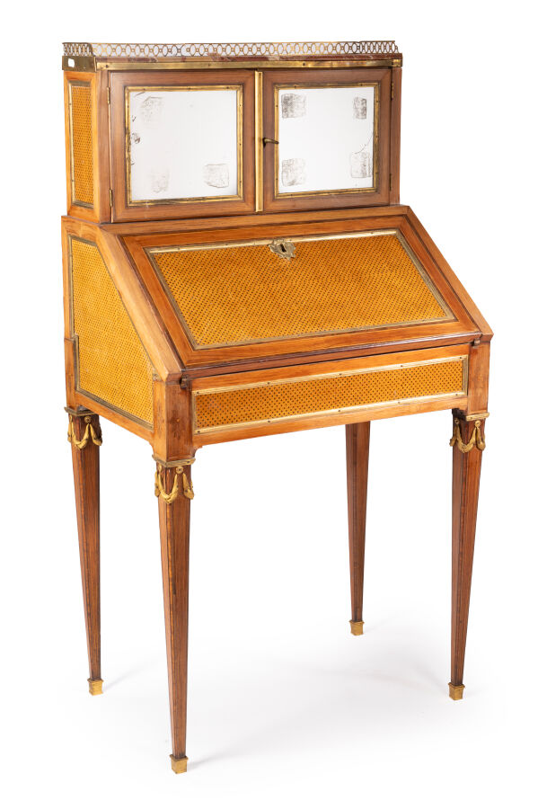 BONHEUR DU JOUR en noyer de style Louis XVI, ouvrant…
