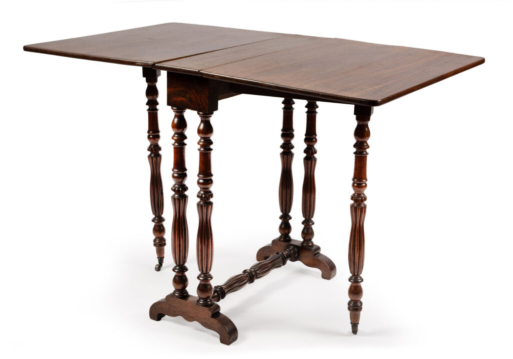 PETITE TABLE D&rsquo;APPOINT en acajou, plateau et piétement amovibles, les…
